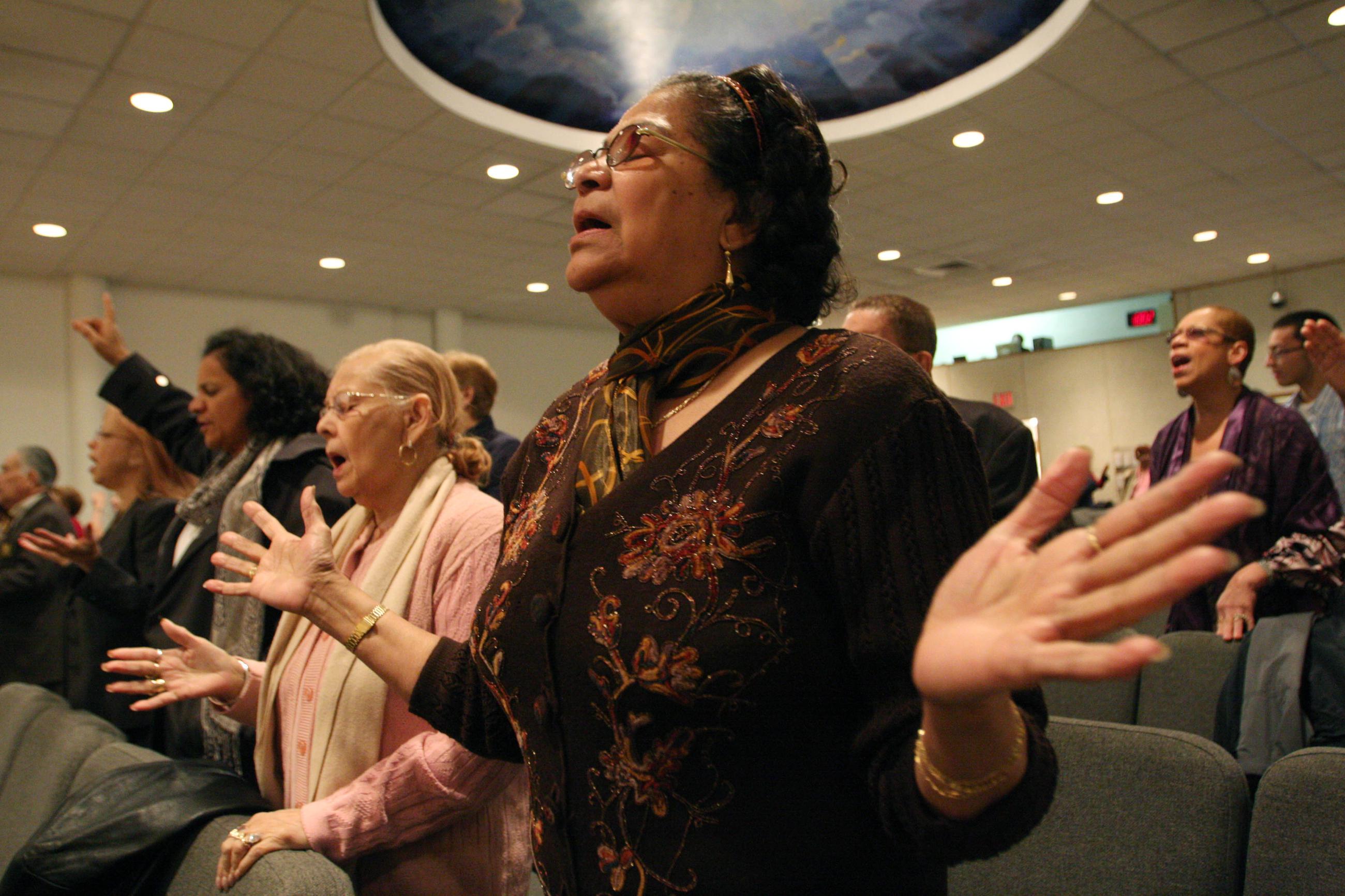 Церковь пятидесятников в новосибирске. Пастор секты. Харизматы пятидесятники. Кто такие пятидесятники и чем. Неопятидесятники секта.
