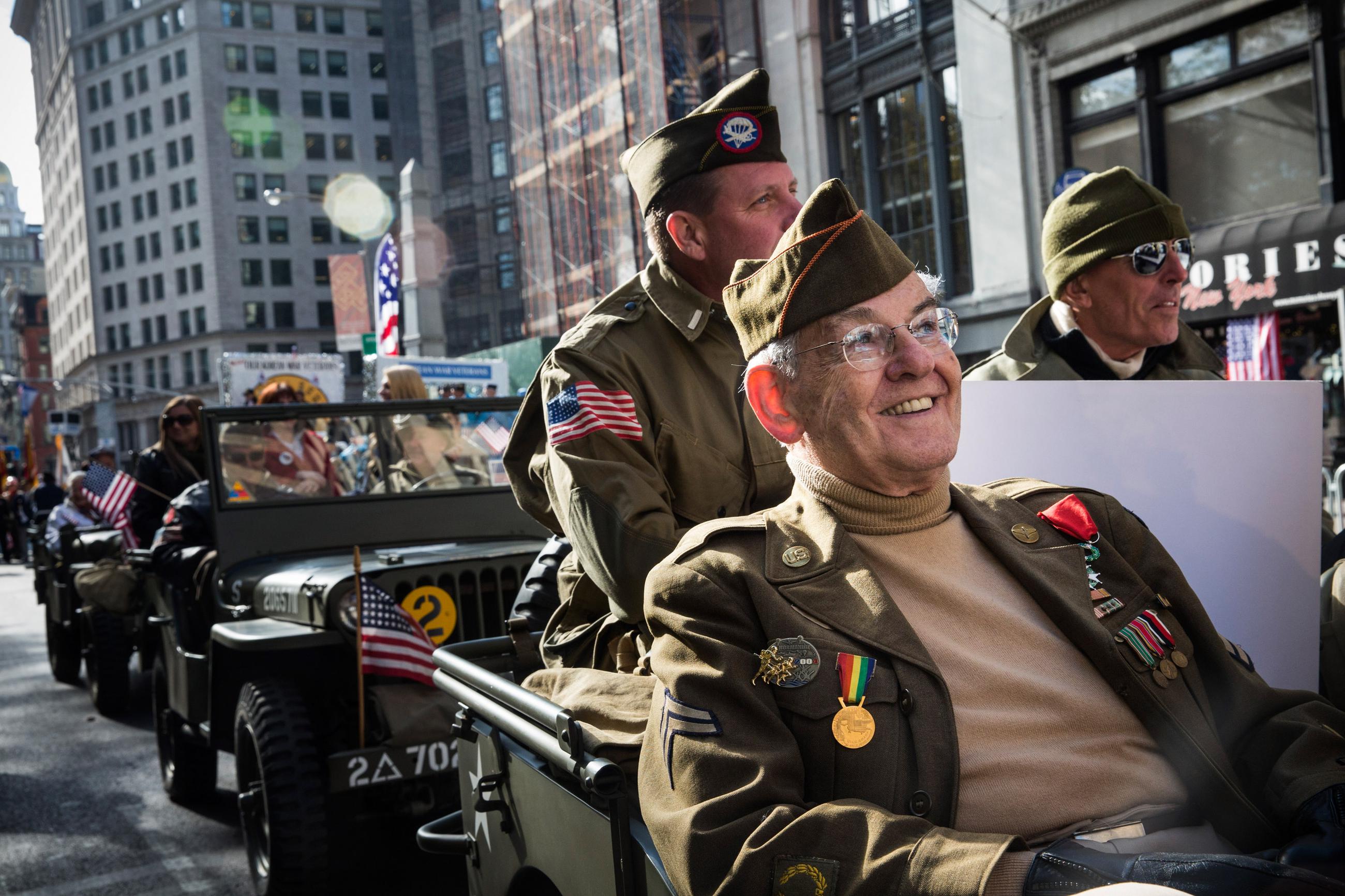 Плохой парад. Veterans Day в США. Ветераны США второй мировой. День ветеранов 11 ноября в США. Ветеран второй мировой войны Фрэнк кон.