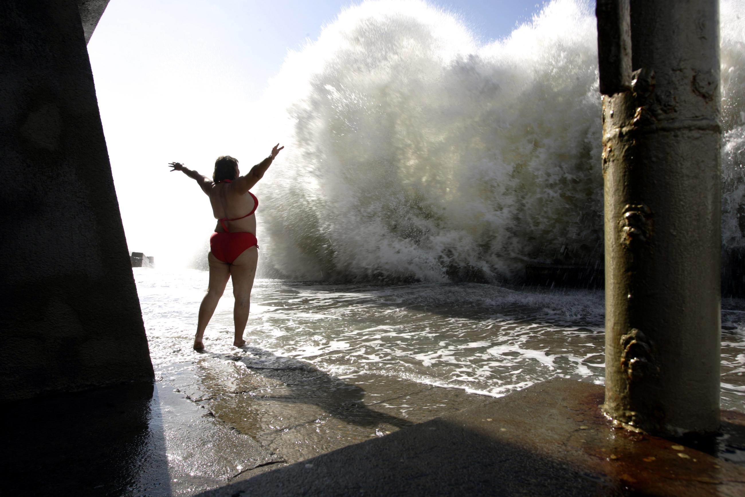 Шторм купание. Купание в шторм. Девушка и штормовое море. Шторм на пляже. Волны на море купание.