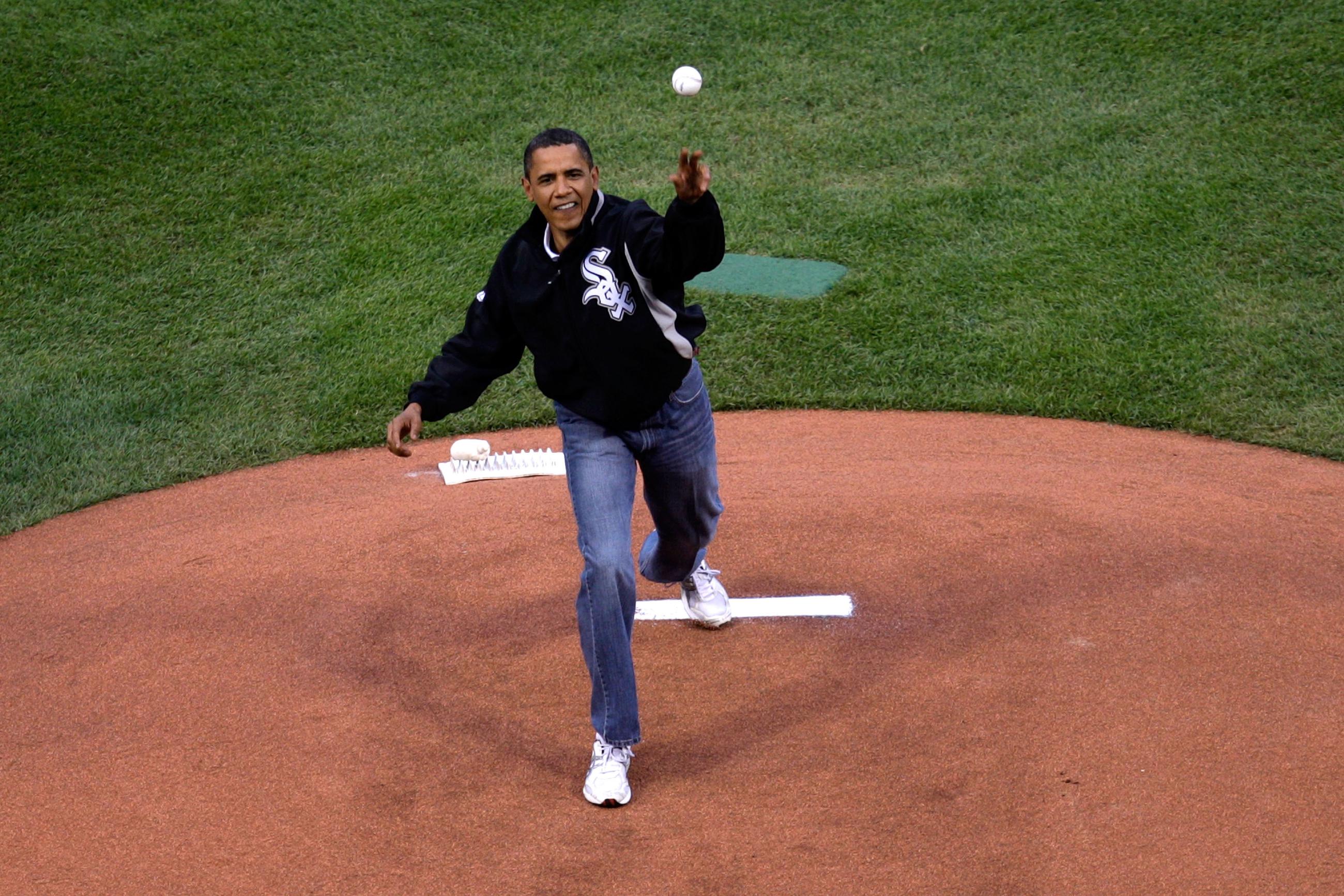 Bang sports. Барак Обама на Гавайях. Обама с мячиком. Барак Обама спорт. Барак Обама игра.