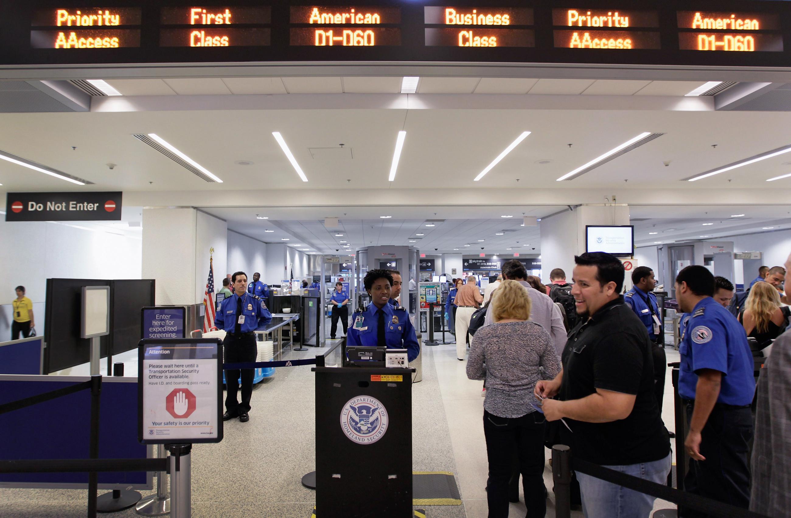 At airports, enter the screening of the contents of your smartphones At airports, enter the screening of the contents of your smartphones