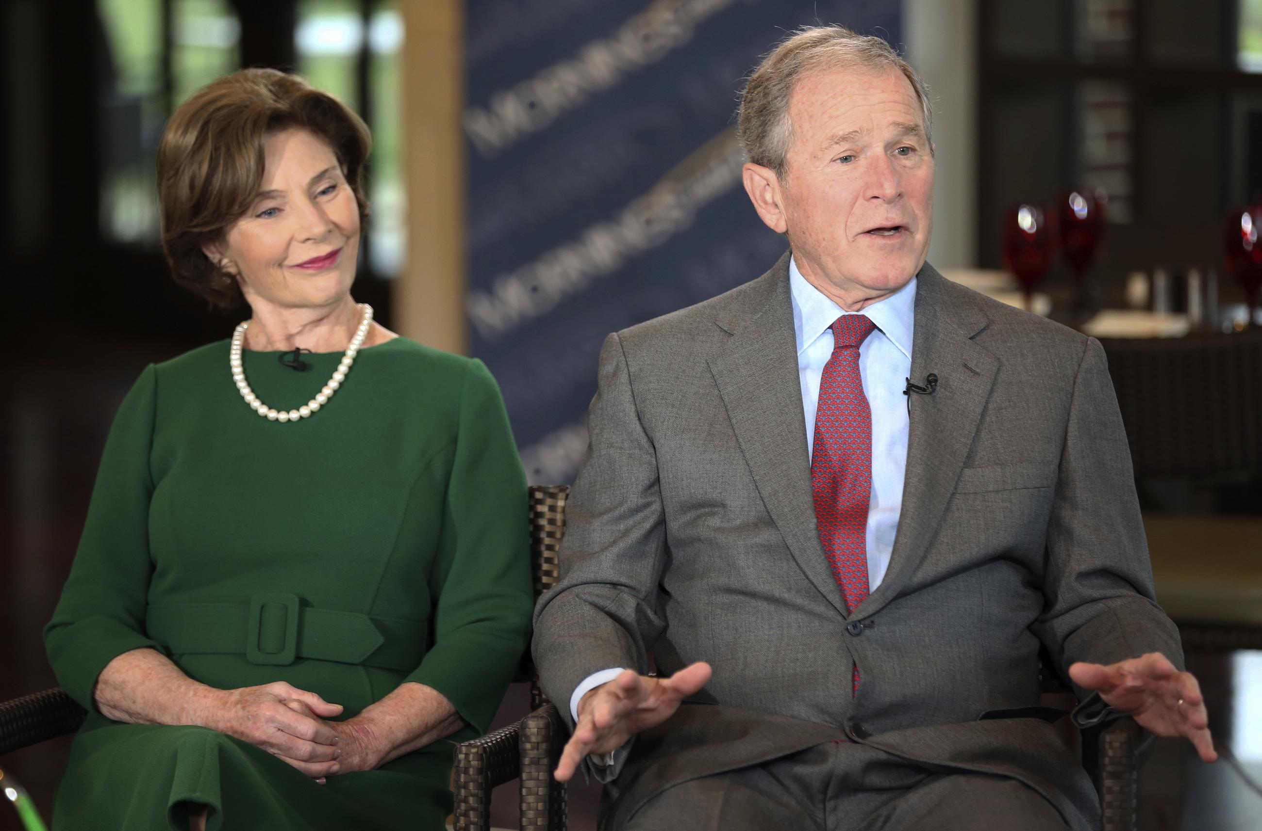 Жена джорджа буша старшего. Джордж Буш. Джордж Уокер Буш с семьей.