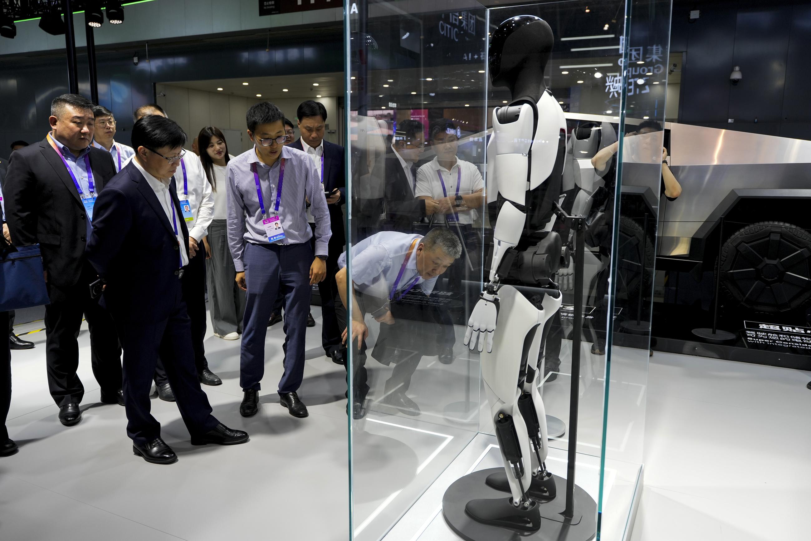 Visitors at an exhibition booth during the World Artificial Intelligence Conference High-Level Meeting on Global AI Governance in Shanghai, China, on July 4 (AP Photo/Andy Wong)
