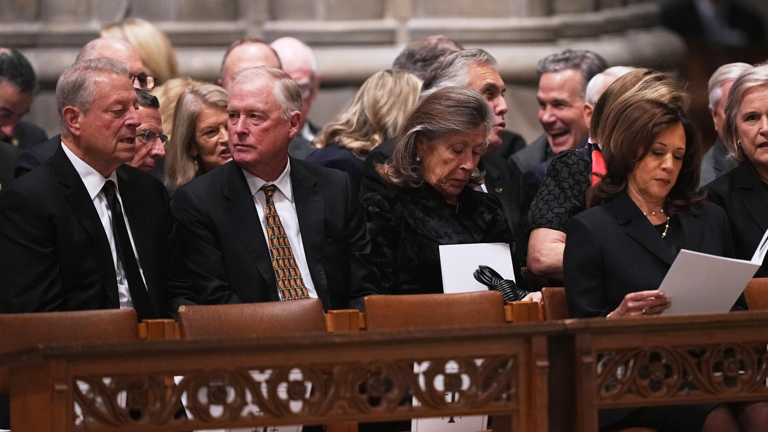 Former Vice Presidents Al Gore and Dan Quayle, Marilyn Quayle, and former Vice President Kamala Harris (AP Photo/Matt Rourke)