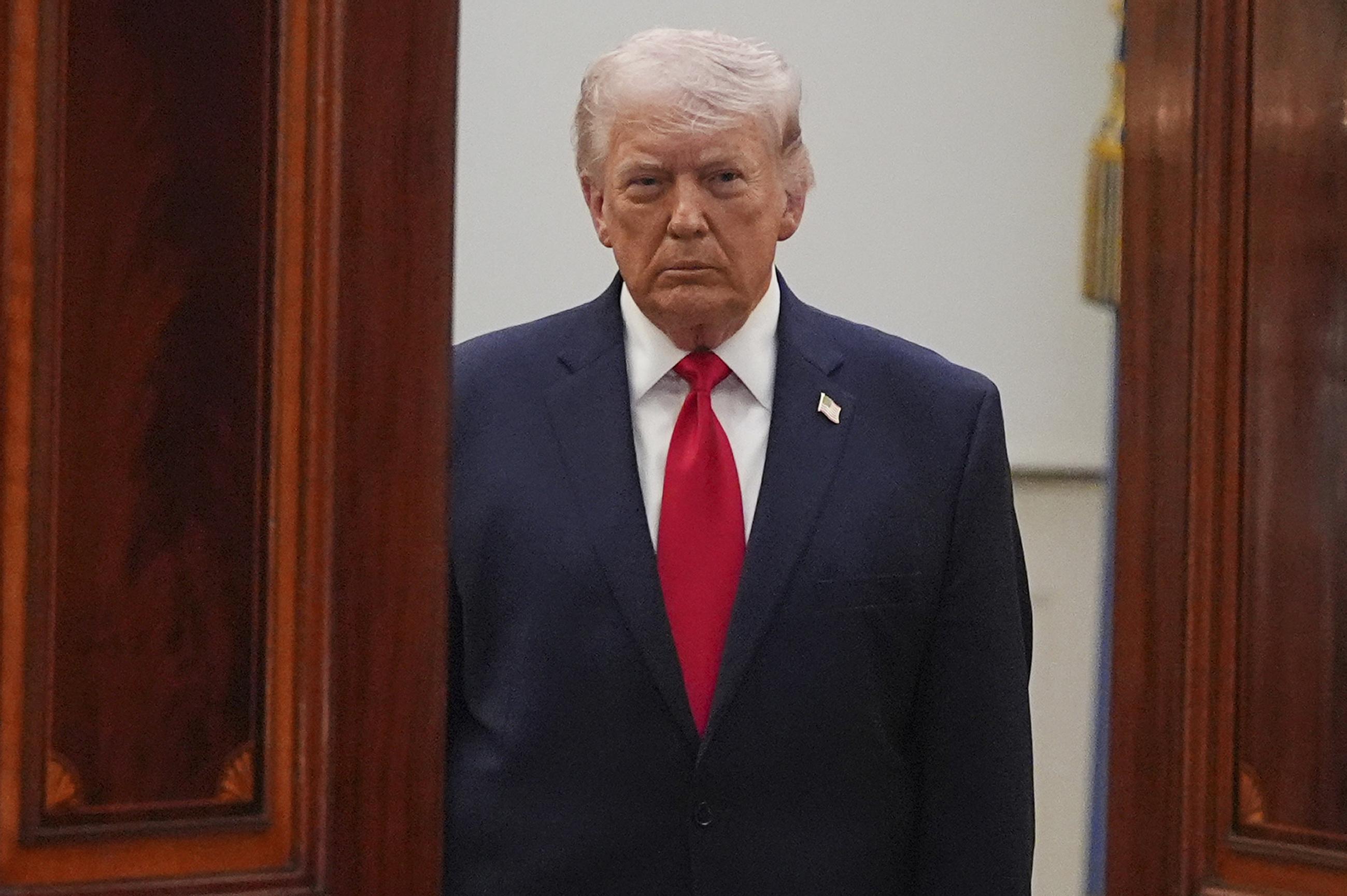 President Donald Trump arrives from the Blue Room to speak about the Iran war from the Cross Hall of the White House on Wednesday, April 1, 2026, in Washington. (AP Photo/Alex Brandon, Pool)