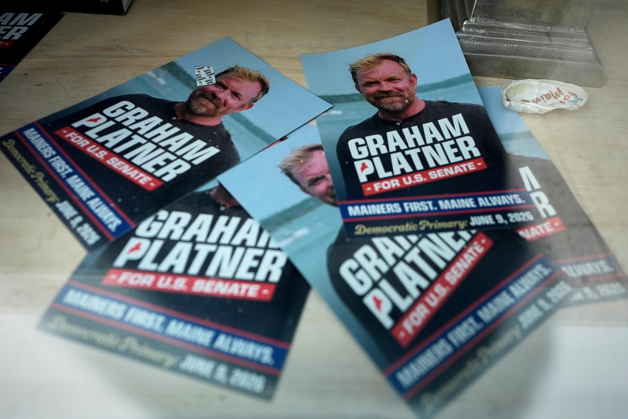 Carteles del ex candidato senatorial demócrata por Maine Graham Platner, en Ellsworth, Maine, el 9 de julio del 2026. (AP foto/Robert F. Bukaty)